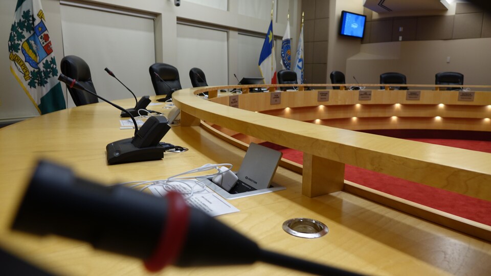 Une photo de la salle du conseil municipal, vide. 
