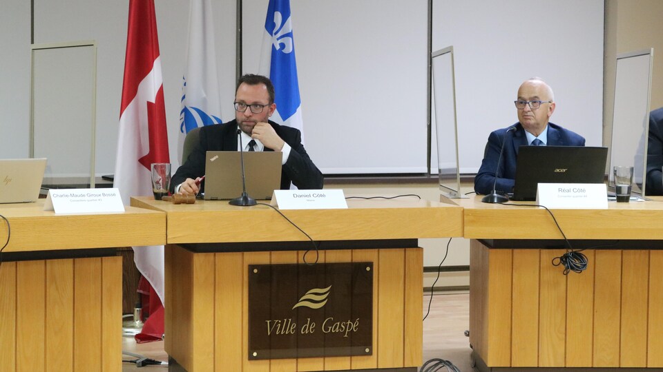 Le maire Daniel Côté est entouré de ses conseillers lors du conseil municipal. 