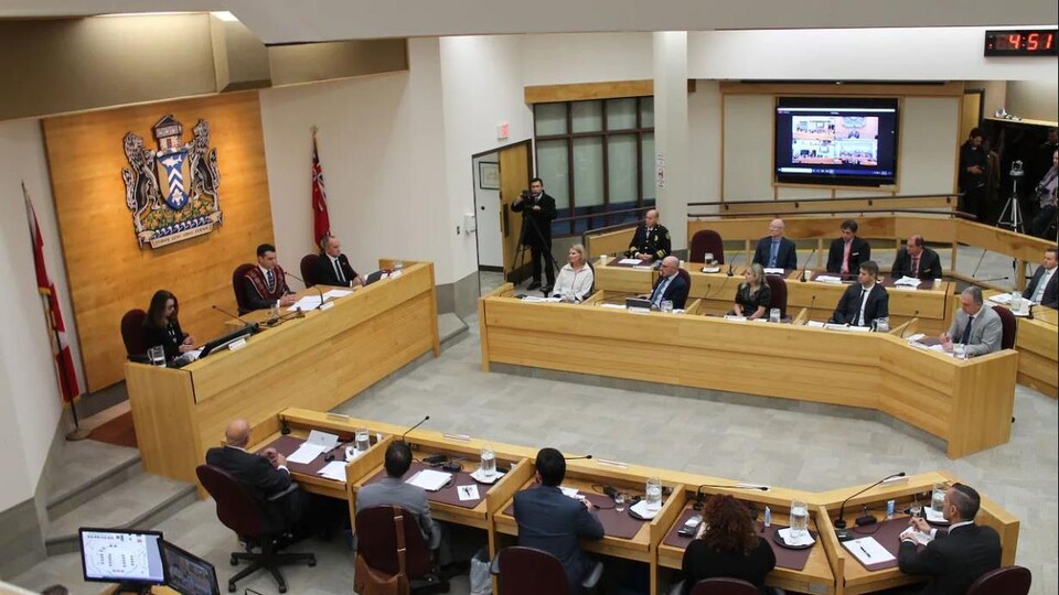 Le conseil municipal de Sault-Sainte-Marie avec, à sa tête, le maire Matthew Shoemaker.