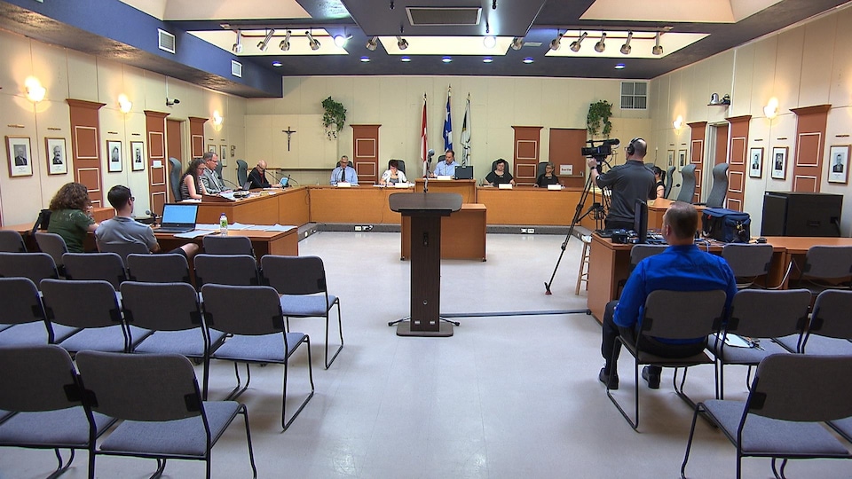 Une séance du conseil municipal de Sept-Îles.