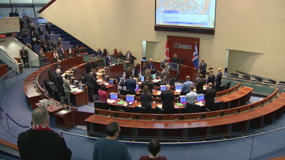 La salle du conseil municipal de Toronto pendant une réunion
