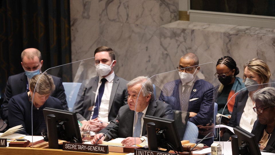 Antonio Guterres parlant au micro à son siège au Conseil de sécurité de l'ONU.