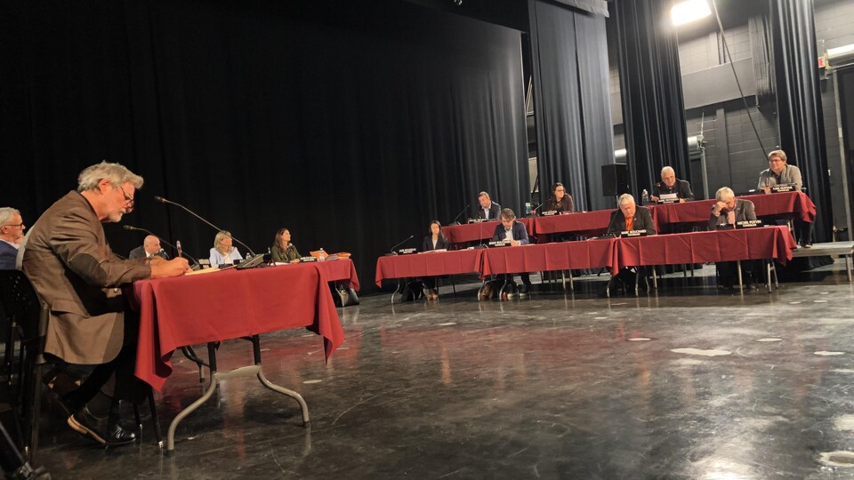 Une assemblée de conseillers.