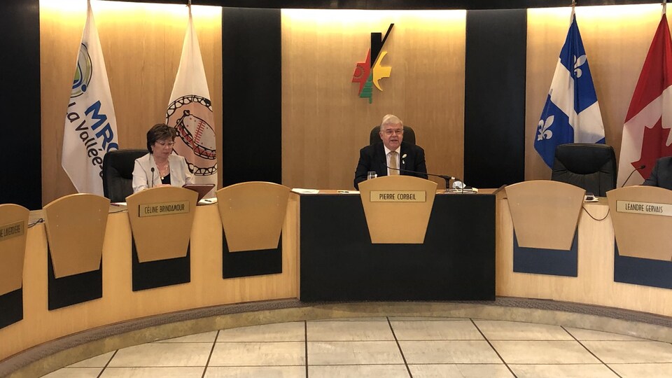 Le maire de Val-d'Or, Pierre Corbeil s'adresse aux personnes présentent dans la salle.