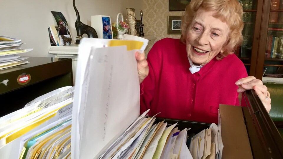 Mme Isherwood dans un bureau.