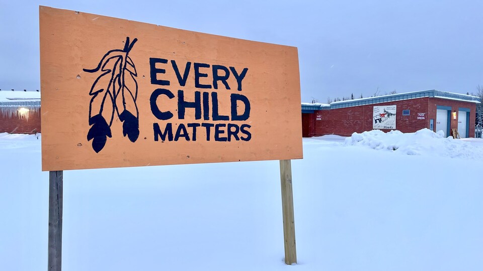 Une pancarte en bois sur laquelle on peut lire Every child matters.