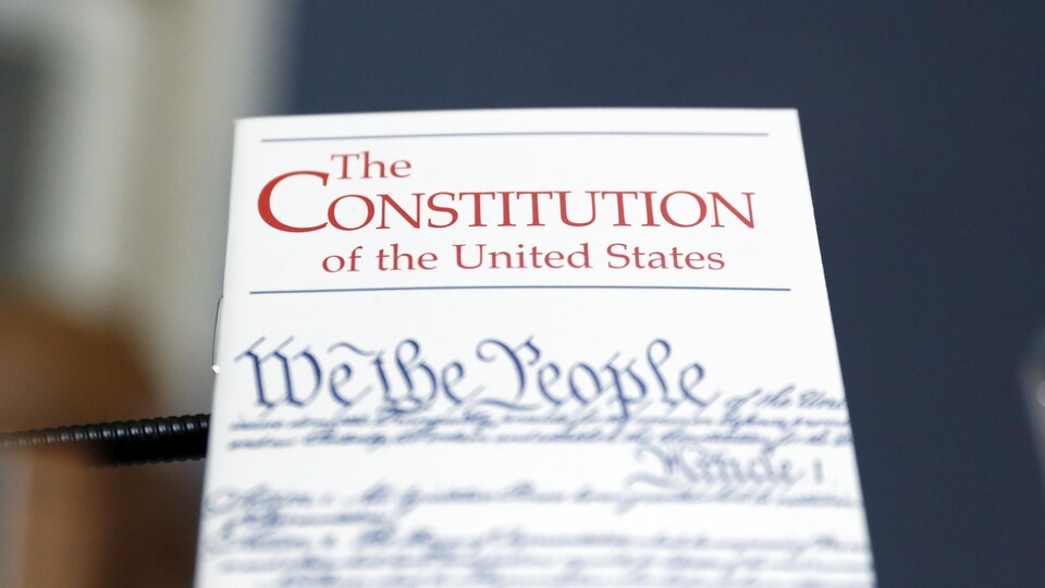 Une image du texte de la Constitution américaine, où on peut lire les mots « We the people ».