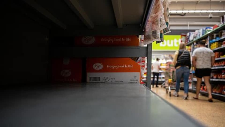 Un rayon vide dans une épicerie.