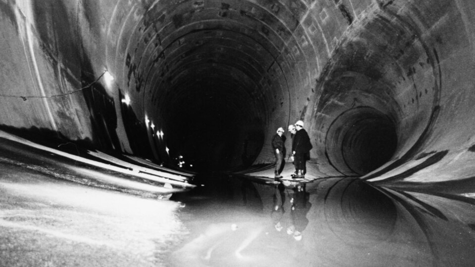 Des hommes à l'intérieur d'un immense tunnel.