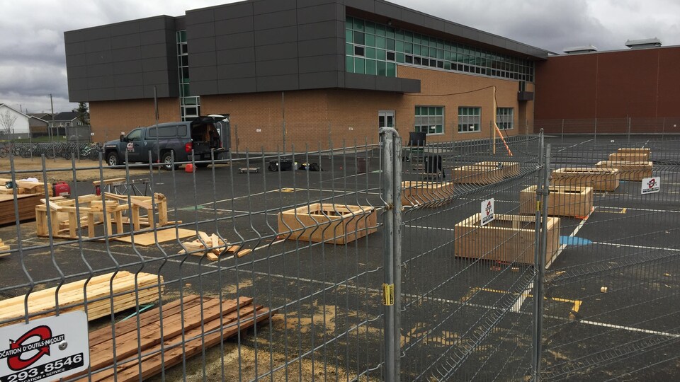 Travaux de construction dans une cour d'école primaire. 
