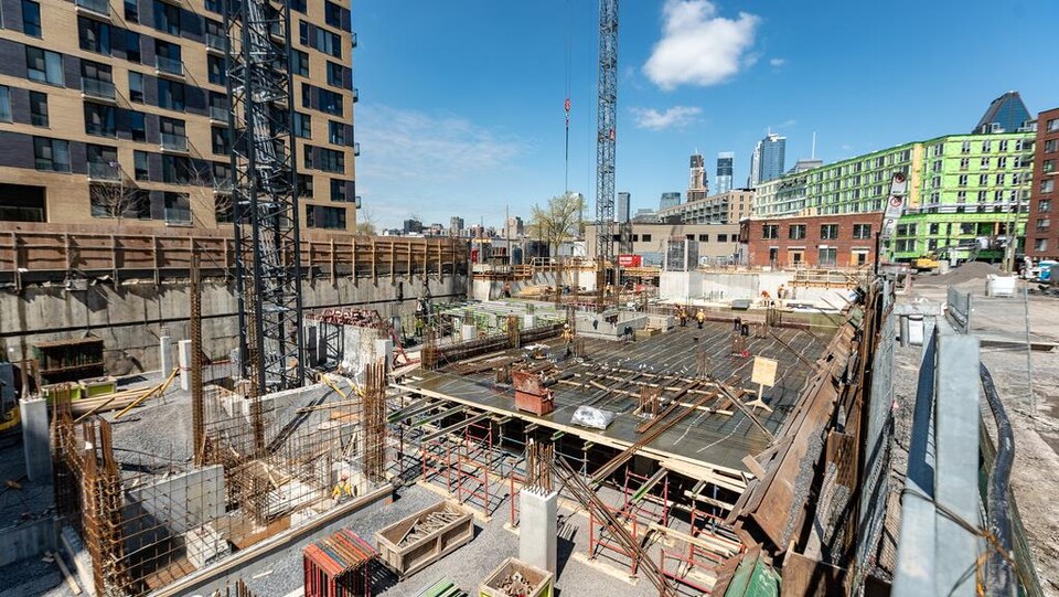Un vaste chantier de construction.