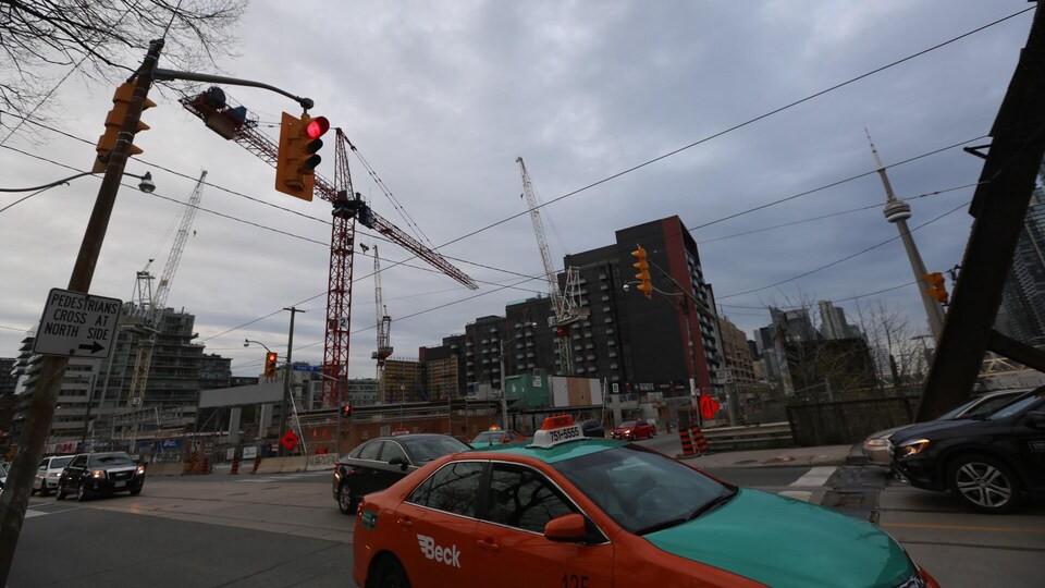 Un chantier de construction au coin d'une rue importante à Toronto.
