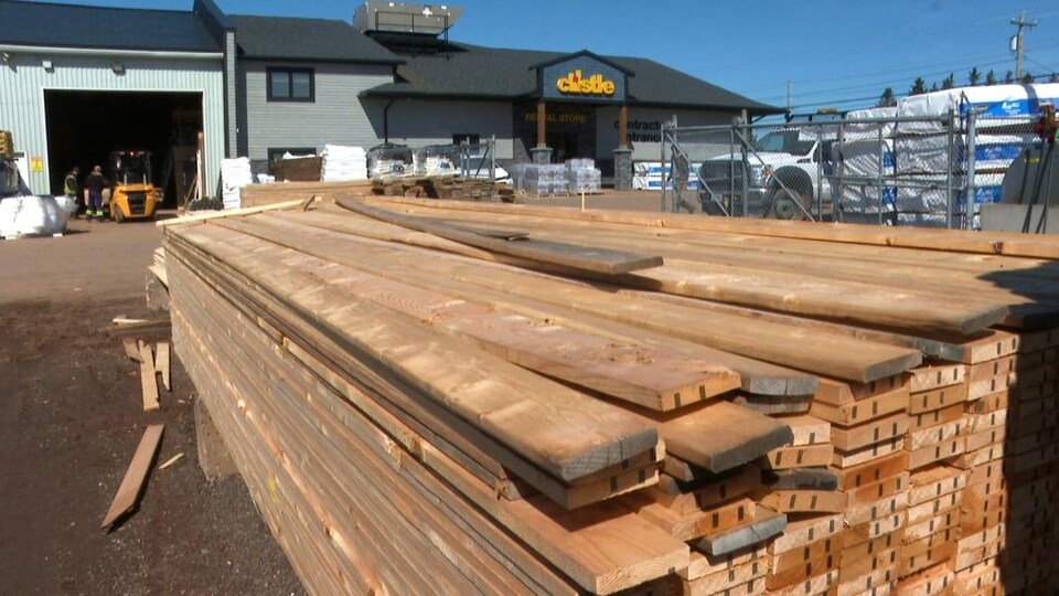 Une pile de planches de bois dans un entrepôt. 