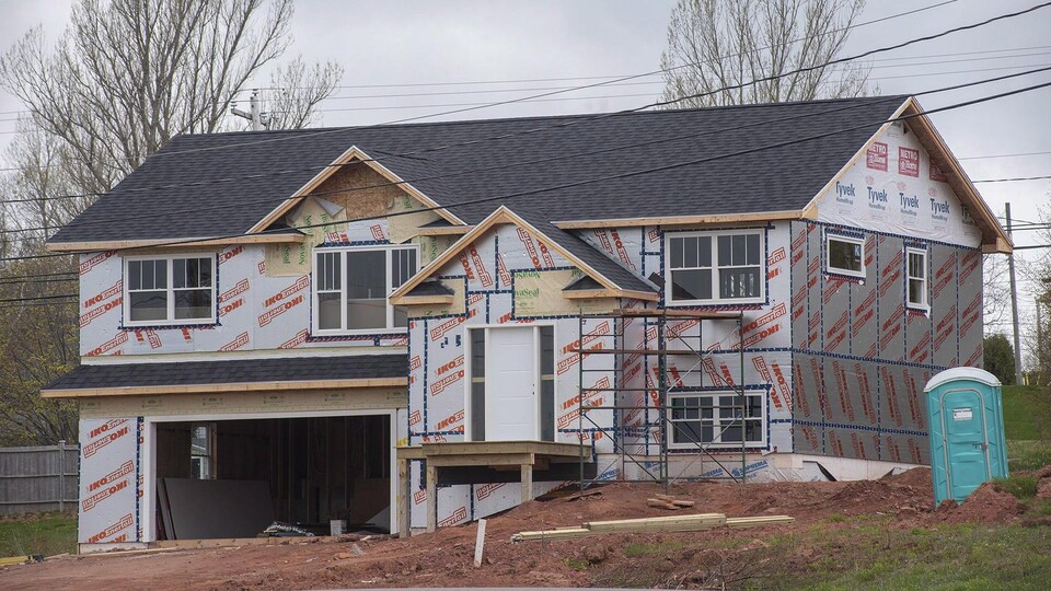 Une maison en construction.