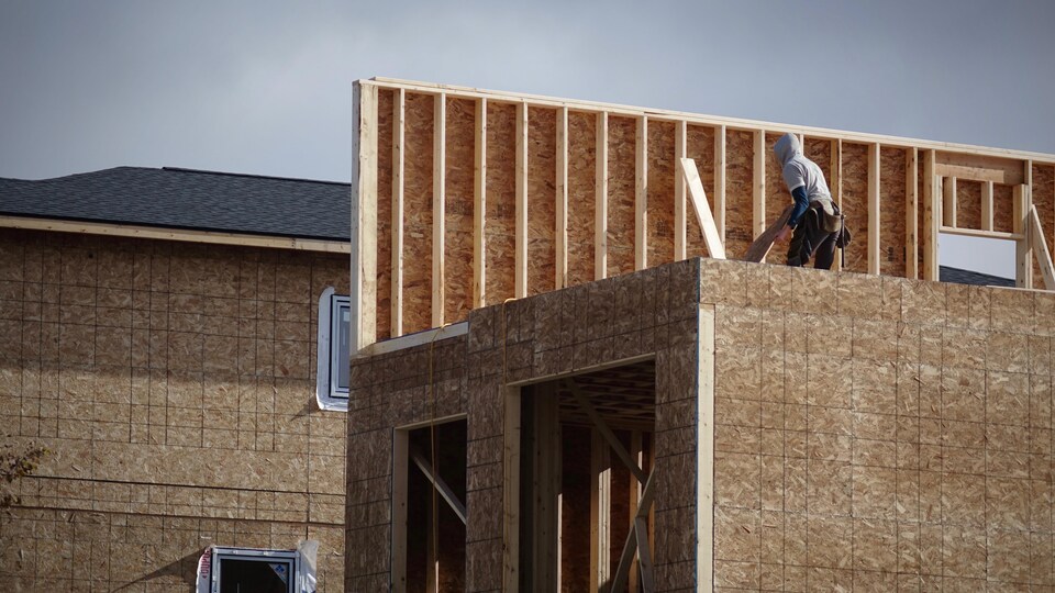 Un travailleur s'affaire sur une maison en construction dans une banlieue d'Halifax.