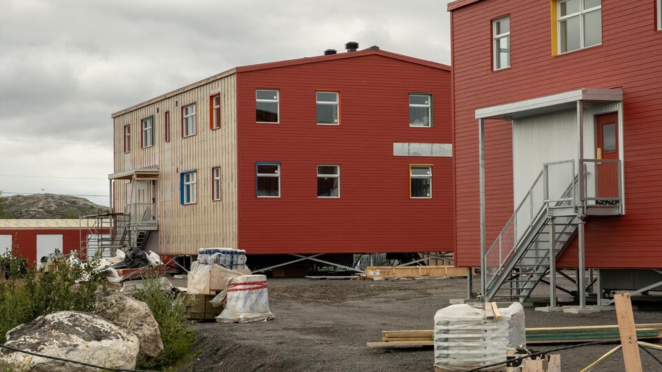 Des maisons rouges en construction. 