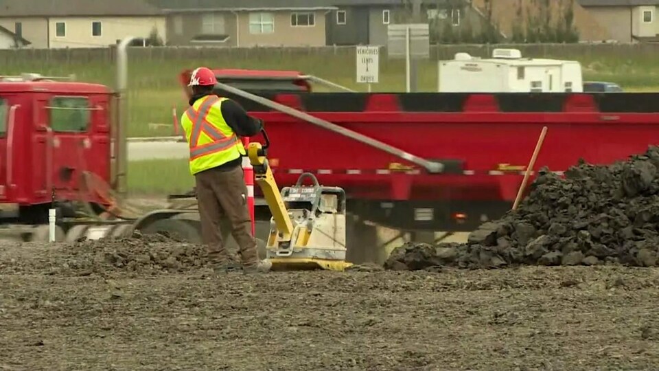 Un ouvrier sur le site de construction d'un nouvel échangeur entre le chemin St. Mary's et la route périphérique à Winnipeg, dans une image d'archives.