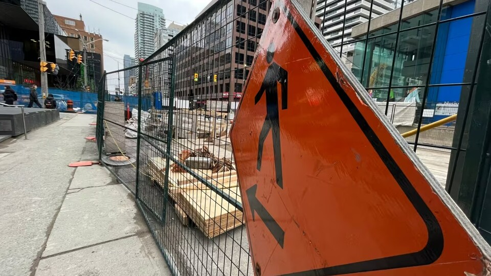 Un chantier de construction entre les rues Yonge et Eglington à Toronto.