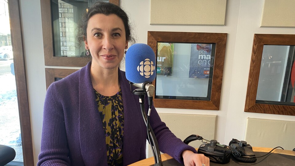 La Consule générale de France à Montréal est photographiée dans le studio de Radio-Canada. 