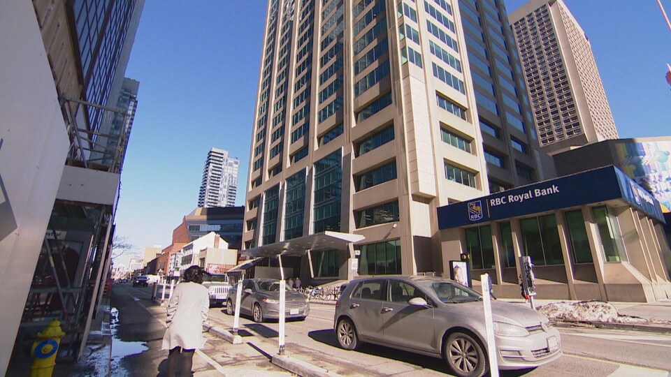 La rue Bloor Est, où se trouve l'édifice abritant le consulat général de France à Toronto.