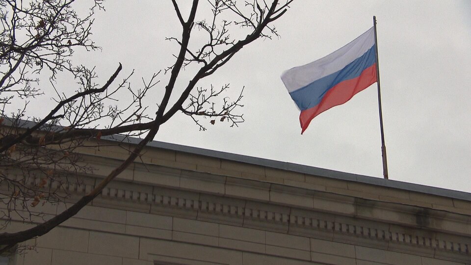 Un drapeau russe flotte au-dessus du consulat général de Russie à Montréal.