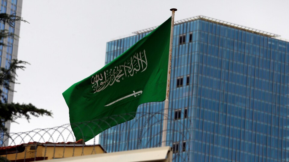 Le drapeau saoudien sur le consulat d'Arabie saoudite à Istanbul, en Turquie. On aperçoit un édifice à l'arrière.