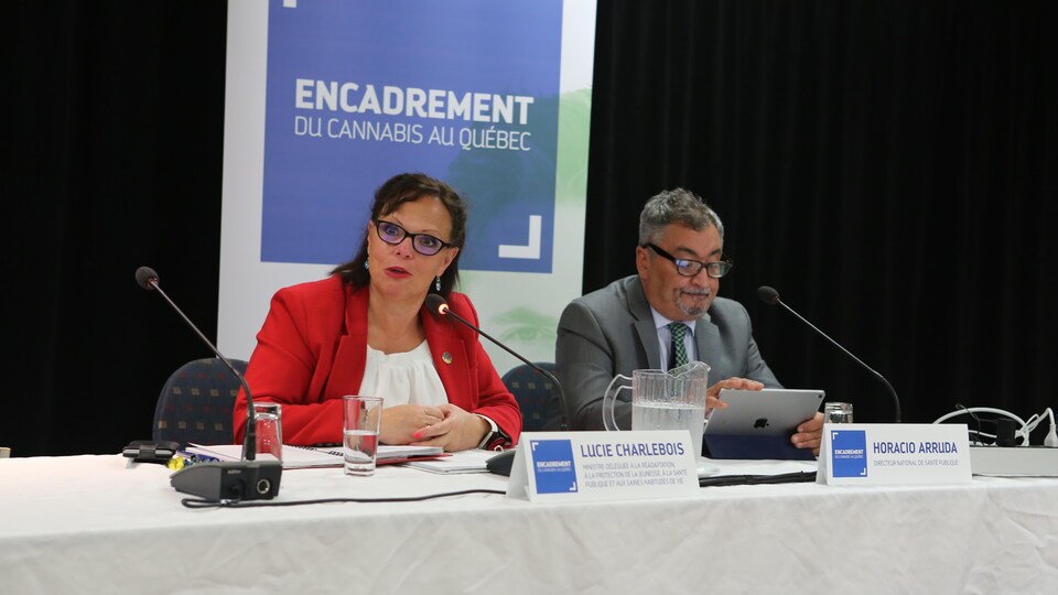 Lucie Charlebois et Horacio Arruda au micro à la table des présentateurs.