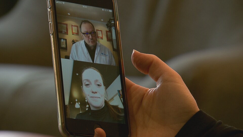 Une femme a une discussion vidéo sur son téléphone mobile avec un médecin