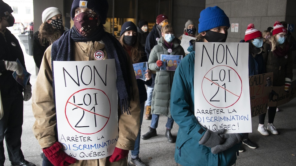 Un regroupement d'opposants à la loi 21 devant l'entrée du palais de justice de Montréal.