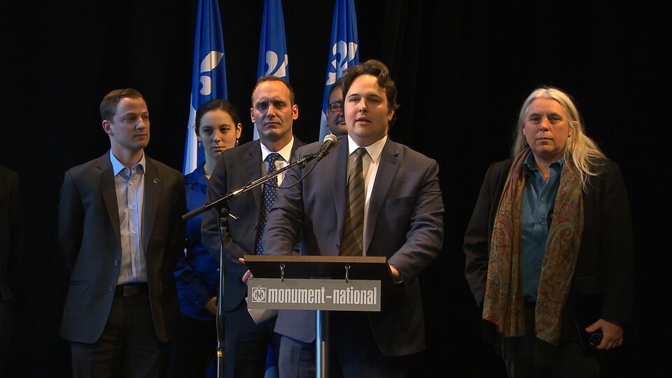 De gauche à droite, le député péquiste Mathieu Traversy, le député bloquiste Michel Boudrias, le président de la Société Saint-Jean-Baptiste de Montréal, Maxime Laporte, et la députée de Québec solidaire Manon Massé.