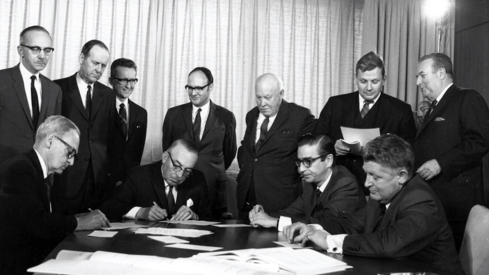 Une photo prise le 22 mai 1969 montre les dirigeants d'Hydro-Québec et de la Churchill Falls Labrador Corporation lors de la signature du contrat du projet hydroélectrique Churchill Falls, au Labrador. 