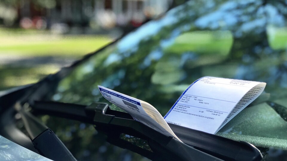 Une contravention de stationnement sur une voiture, à Longueuil.