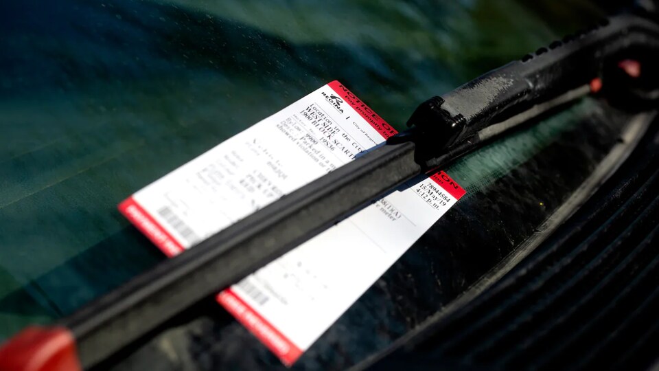 Une contravention sur une voiture à Regina, en Saskatchewan.