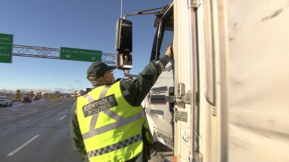 Un contrôleur intercepte un camion.