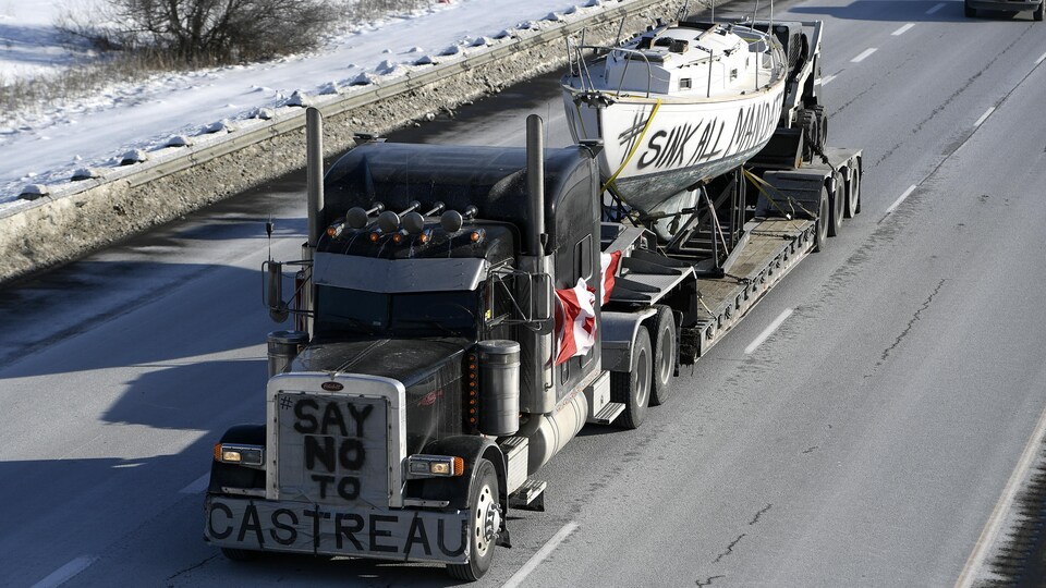 Les messages « Coulez tous les mandats » et « Dites non à Castreau » sur un camion circulant sur l'autoroute.