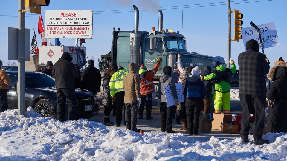 Des camionneurs et des manifestants au Manitoba. 