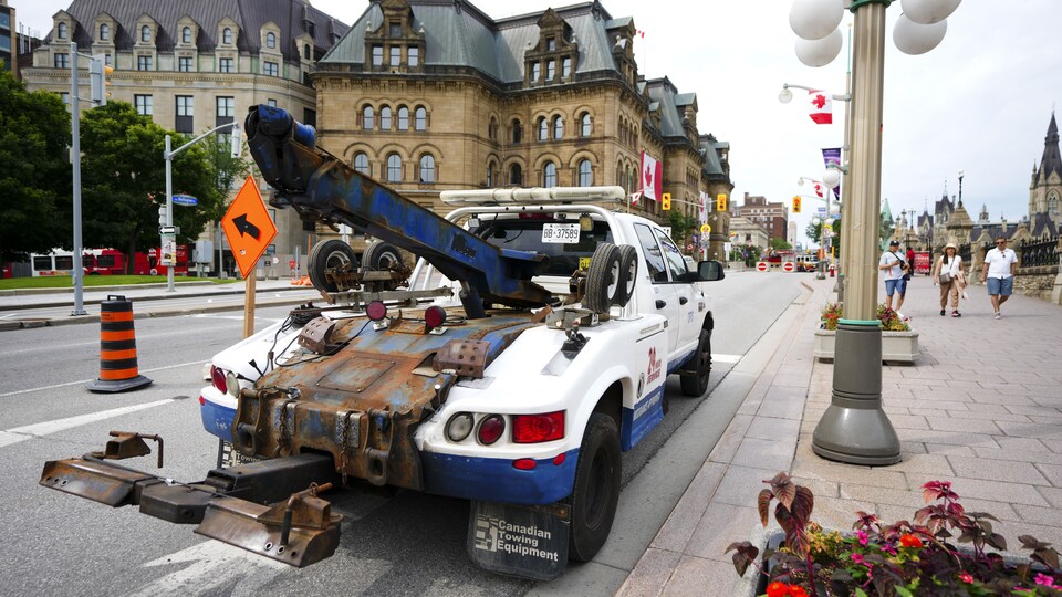 Un véhicule servant à remorquer des voitures au centre-ville d'Ottawa.