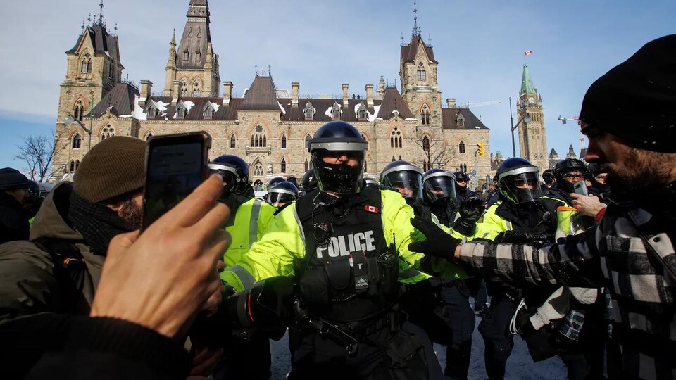 Des policiers devant le parlement à Ottawa.