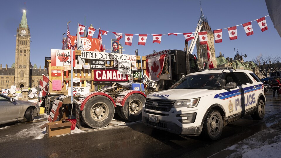 Une voiture du Service de police d'Ottawa circule en plein cœur de la rue occupée par les camionneurs depuis près de 20 jours (archives).