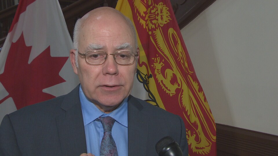 David Coon interviewé dans un couloir de l'édifice de l'Assemblée législative