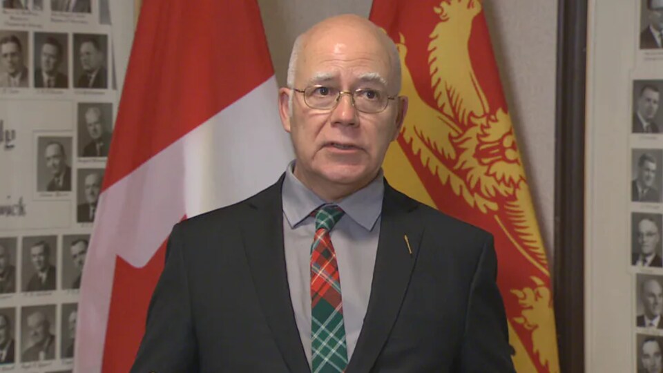 David Coon donne une conférence de presse.