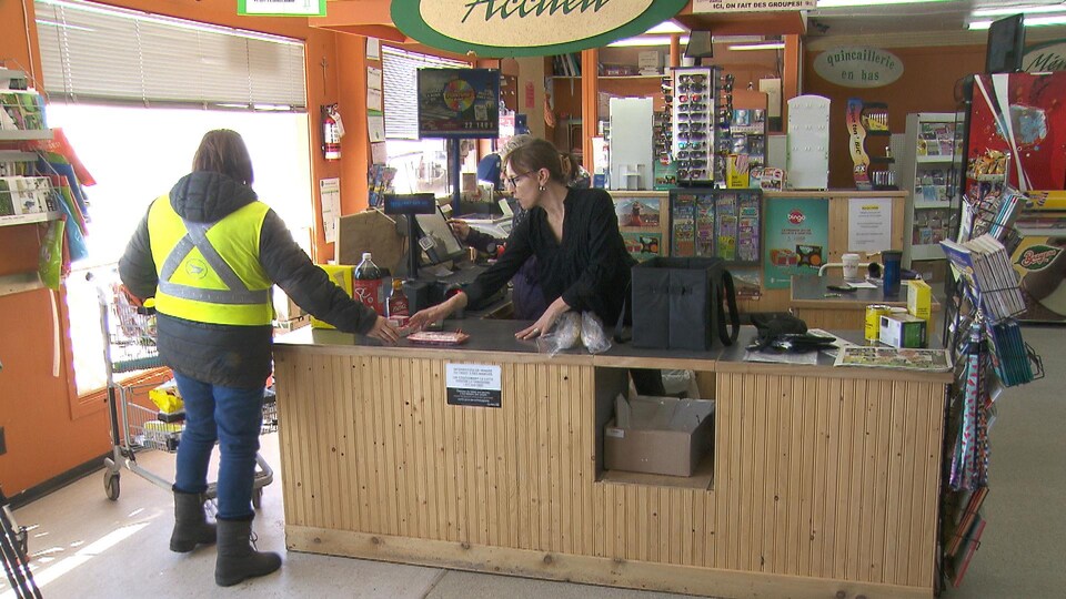 Une caissière avec une cliente.