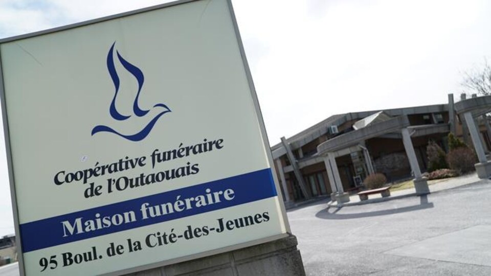 La maison funéraire de la coopérative funéraire de l'Outaouais, située boulevard de la Cité-des-Jeunes.
