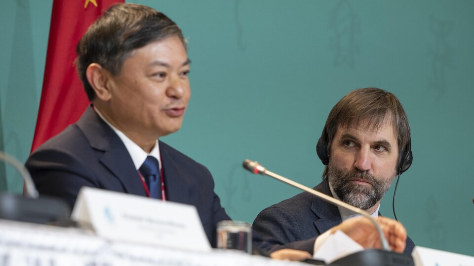 Huang Runqiu, président de la COP15, et Steven Guilbeault, ministre canadien de l'Environnement et du Changement climatique, en conférence de presse samedi après-midi.