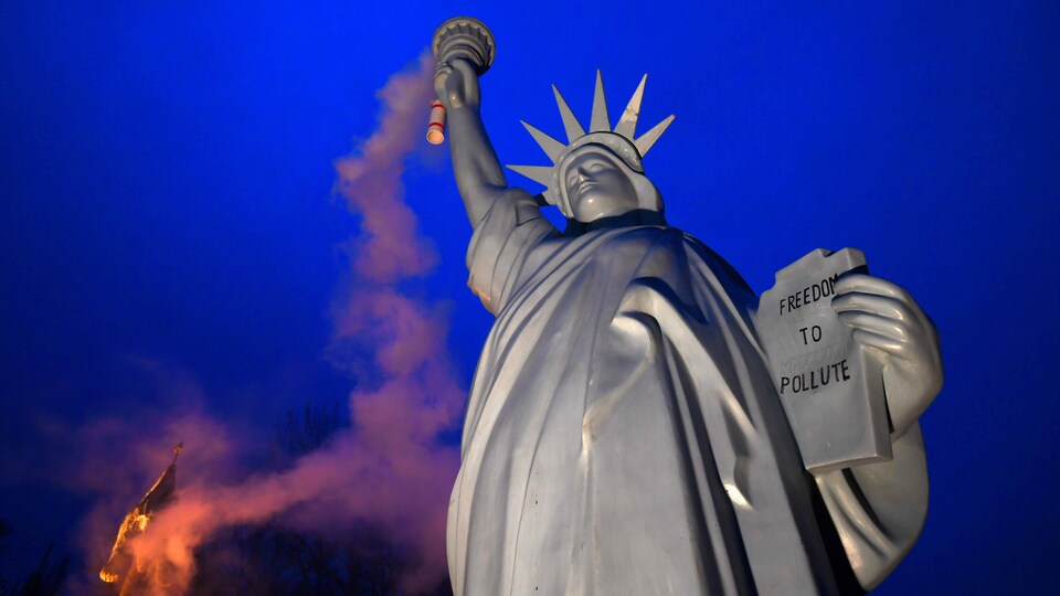 L'artiste danois Jens Galschiot a créé une réplique de la statue de la Liberté avec une torche qui émet de la fumée pour dénoncer le retrait des États-Unis de l'Accord de Paris. La statue a été placée dans le parc Rheinaue, aux abords de la COP23 à Bonn.