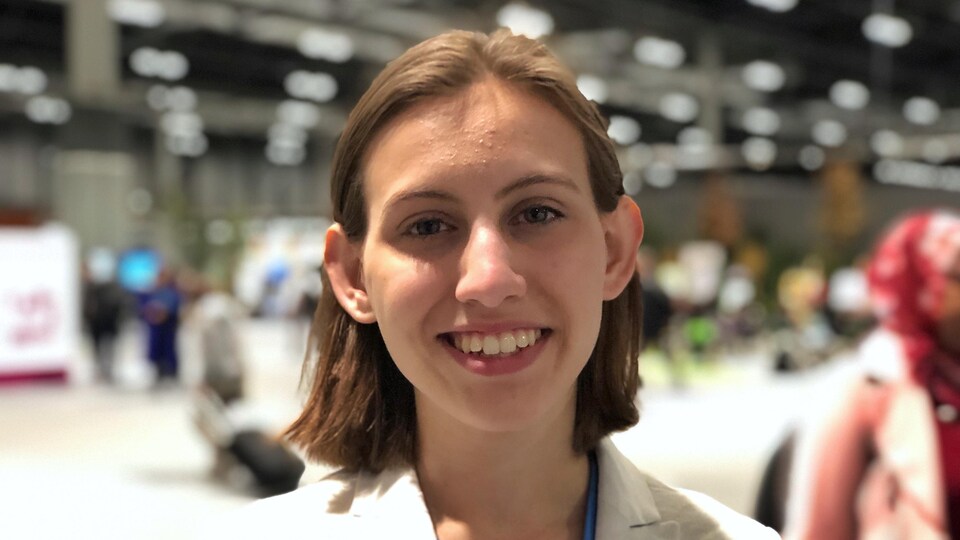Alexandria Villasenor souriant à la caméra.
