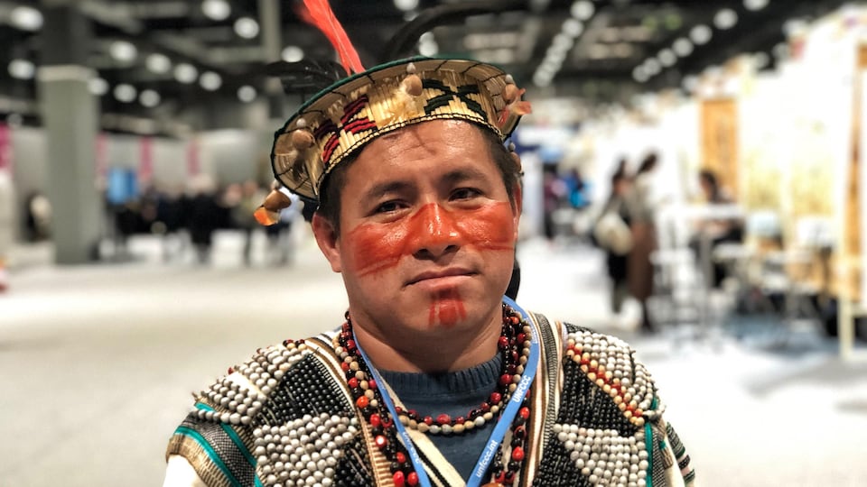 Hector Martin Manchi portant une tenue traditionnelle autochtone péruvienne.