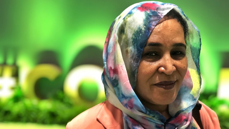 Hanan Mutwakil souriant à la caméra.