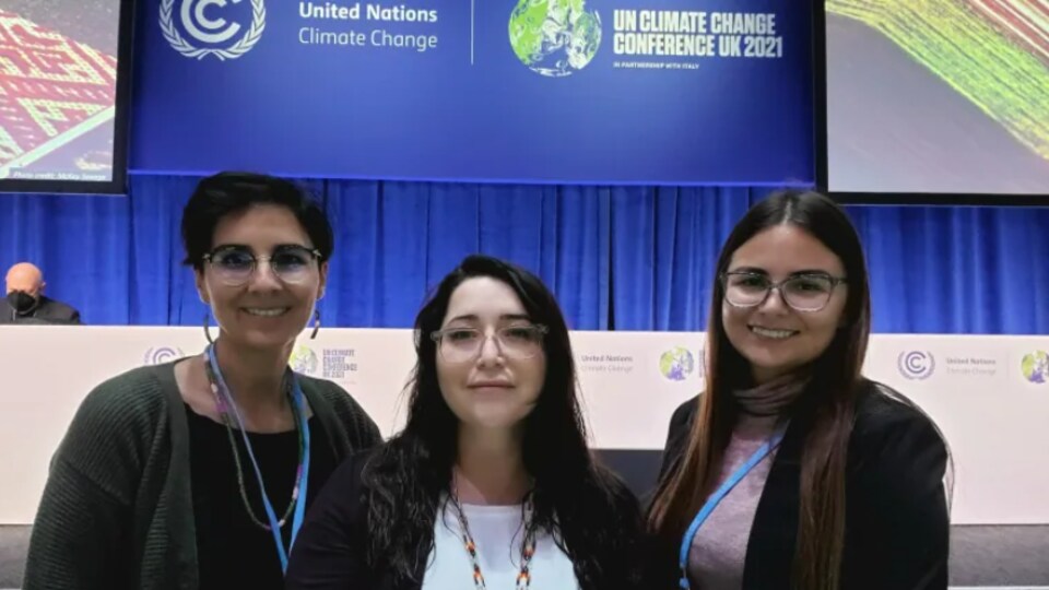 Des membres du Indigenous Climate Action (IGA) présents à la COP26. De gauche à droite : Eriel Deranger, Rebecca Sinclair, Jayce Chiblow.