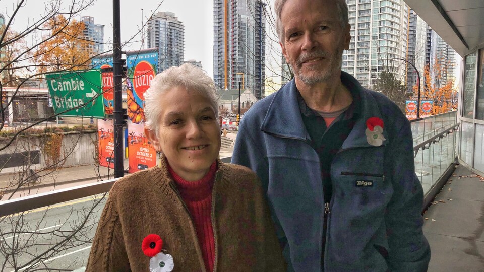 Photo de Teresa Gagné et Denis Laplante arborant un coquelicot rouge et un coquelicot blanc.